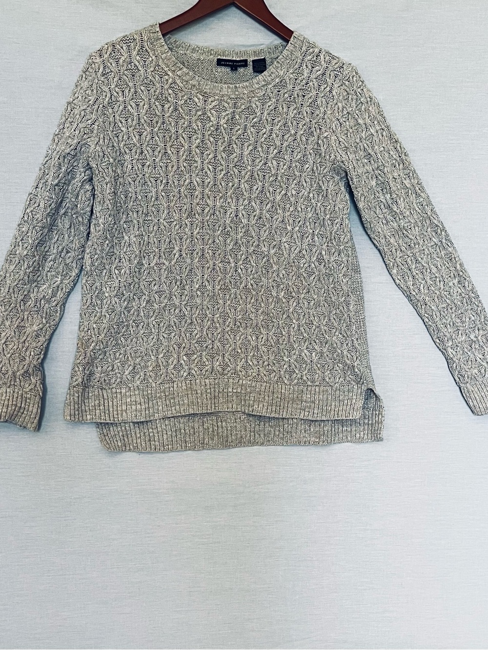 JEANNE PIERRE Light Heather Gray/Oatmeal Cable Crewneck Sweater